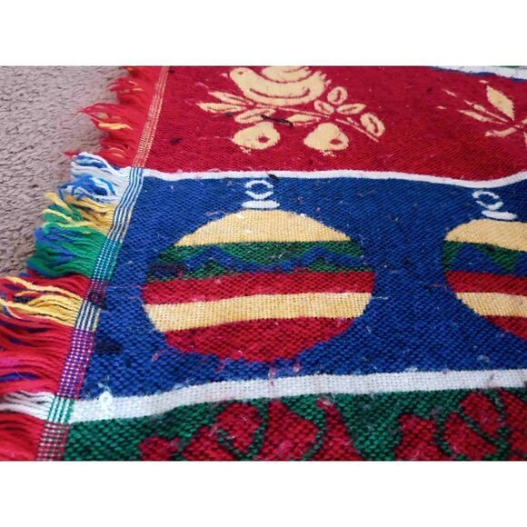 The Northwest Company Vintage Christmas Blanket High Bulk Acrylic 42' x 47' - Picture 4 of 5